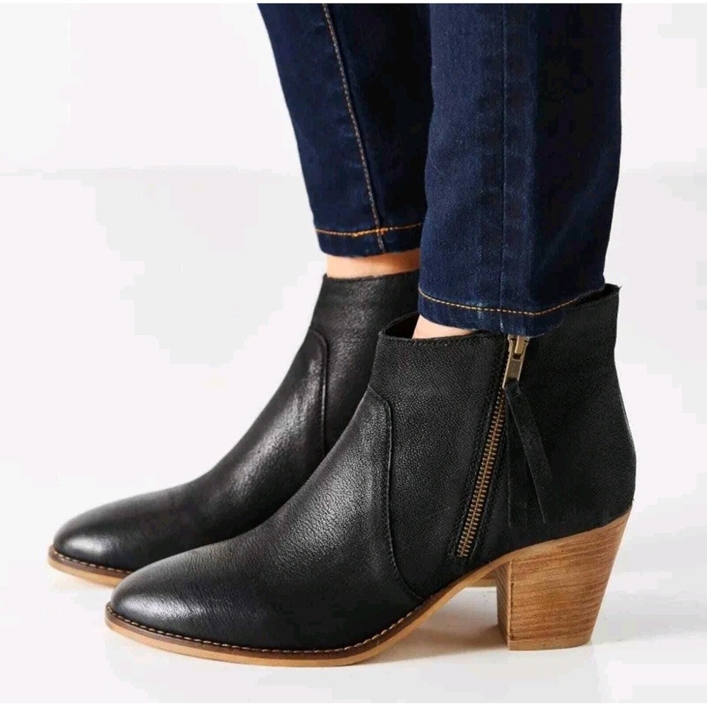 Urban Outfitters Black Leather Block Heel Side Zip Ankle Boots‎ Women's 9